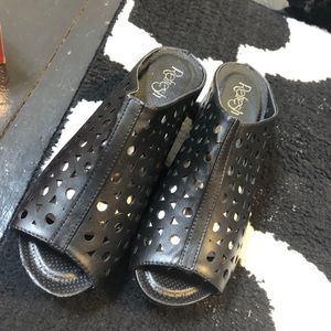 Adorable never worn refresh shoes!